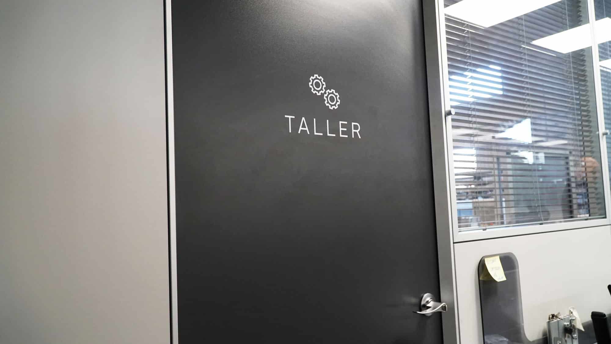 Puerta del taller de OSG